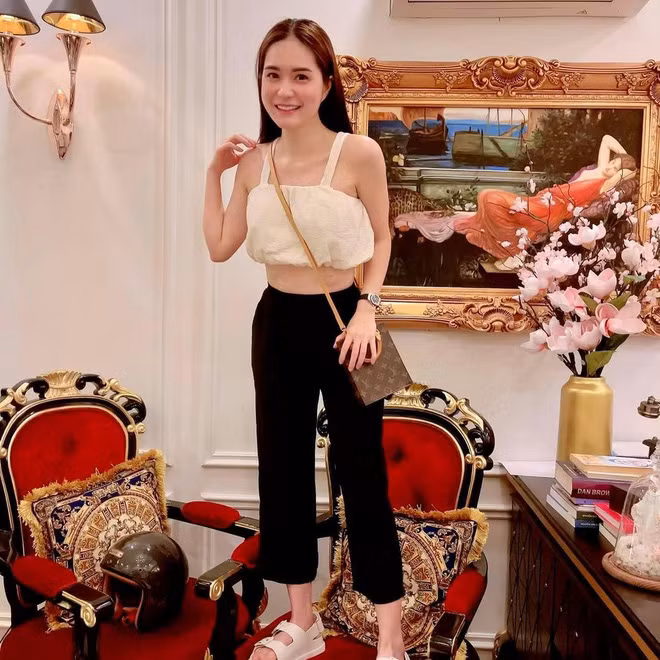 Ngay sau đó, cư dân mạng đã tìm ra đôi giày hiệu "rẻ nhất" của Di Băng là mẫu sandal thuộc bộ sưu tập mới nhất của nhà mốt Gucci, có giá niêm yết hơn 13 triệu (570 USD). Ảnh: FBNV