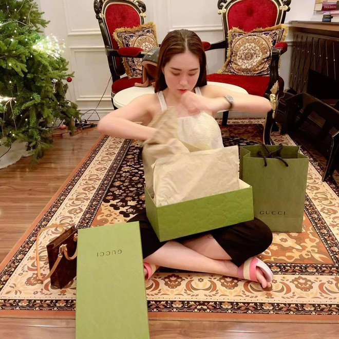 Mới đây, nữ đại gia sở hữu căn biệt thự 200 tỷ - Đoàn Di Băng cũng đã có màn đập hộp đôi giày hiệu "rẻ nhất" cô từng mua. Ảnh: FBNV