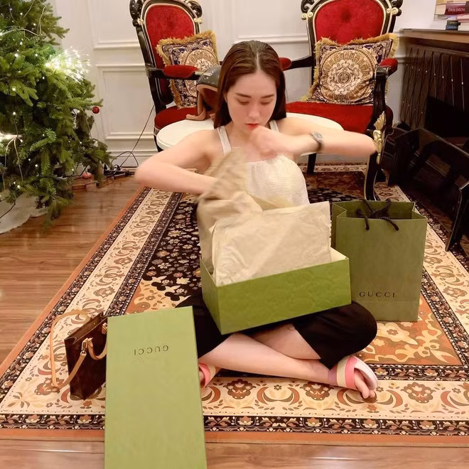 Mới đây, nữ đại gia sở hữu căn biệt thự 200 tỷ - Đoàn Di Băng cũng đã có màn đập hộp đôi giày hiệu "rẻ nhất" cô từng mua. Ảnh: FBNV