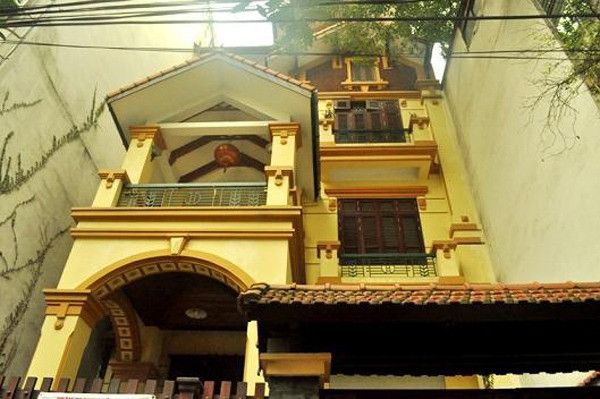 Dàn siêu xe rước dâu có sự góp mặt của Ferrari mui trần giá hơn 10 tỷ đồng, hai siêu xe Rolls-Royce Phantom đen và trắng… cùng gần 100 xế sang các loại. Ảnh: Internet