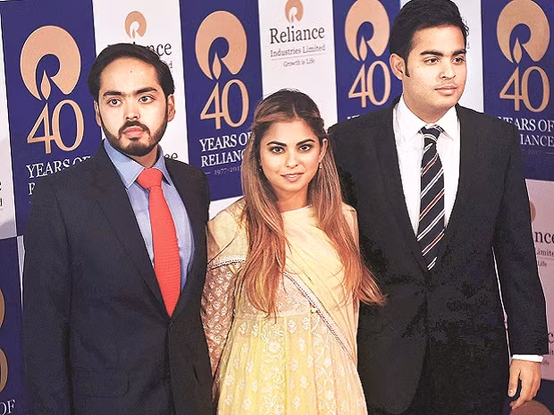 Bà Nita - vợ tỷ phú Mukesh Ambani cho rằng việc quan trọng khi dạy một đứa trẻ là quý trọng đồng tiền tự bản thân mình lao động mới có được. Khi các con còn đi học, bà chỉ cho mỗi người đúng 5 rupee Ấn Độ (gần 2000 đồng) để chi tiêu tại căng tin của trường - trong khi một số bạn bè khác đã được bố mẹ cho gấp đôi số đó. Ảnh: Business Standard