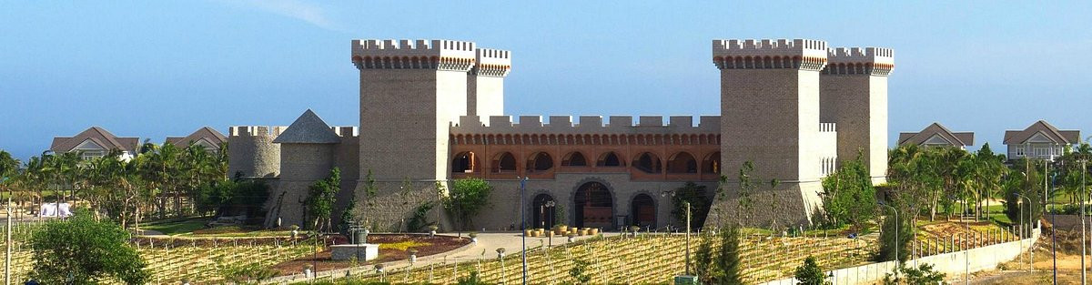 Lâu đài rượu vang RD mang lối kiến trúc trung cổ của châu Âu với khu quảng trường rộng lớn, mái vòm cổ kính nhưng không kém phần trang nhã, sang trọng. Ảnh: Tripadvisor.