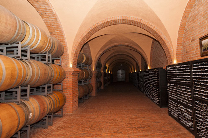 Tại tầng hầm nằm dưới lòng đất, bạn sẽ được tìm hiểu, khám phá quy trình sản xuất rượu vang theo dây chuyền khép kín dưới lòng đất, được tận mắt ngắm nhìn cách chế biến rượu và đóng chai thành phẩm. Ảnh: Tieudung