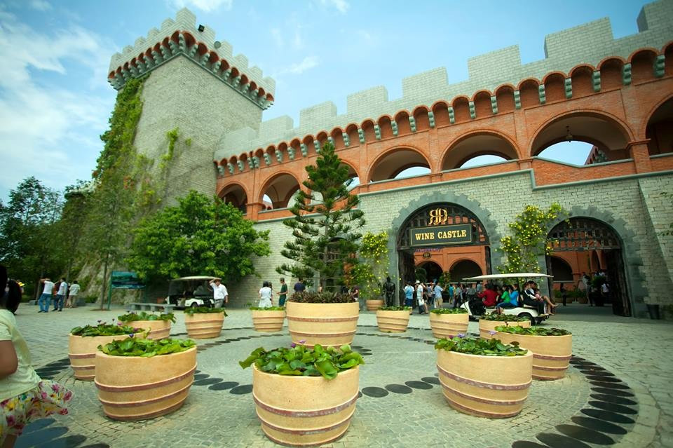 Phía ngoài lâu đài, hình tượng người nông dân xay nho được đặt trang trọng trên đồi cát như nhắc nhớ về lịch sử xa xôi của ngành trồng nho. Ảnh: Innotour.