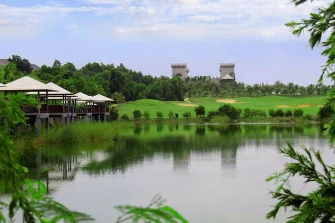 Ngoài ra, du khách còn có thể tham gia những hoạt động giải trí thú vị như chơi golf trên thảm cỏ xanh mướt, câu cá trong không gian yên bình hoặc nghỉ dưỡng trong những khu biệt thự đẳng cấp, sang trọng. Ảnh: Mytour