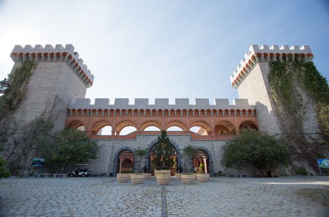 Lâu đài gồm 3 dãy liên thông nhau bao quanh một khoảng sân rộng lớn là nơi các quý tộc phương Tây xa xưa thường tổ chức những bữa tiệc rượu náo nhiệt. Ảnh: Tieudung