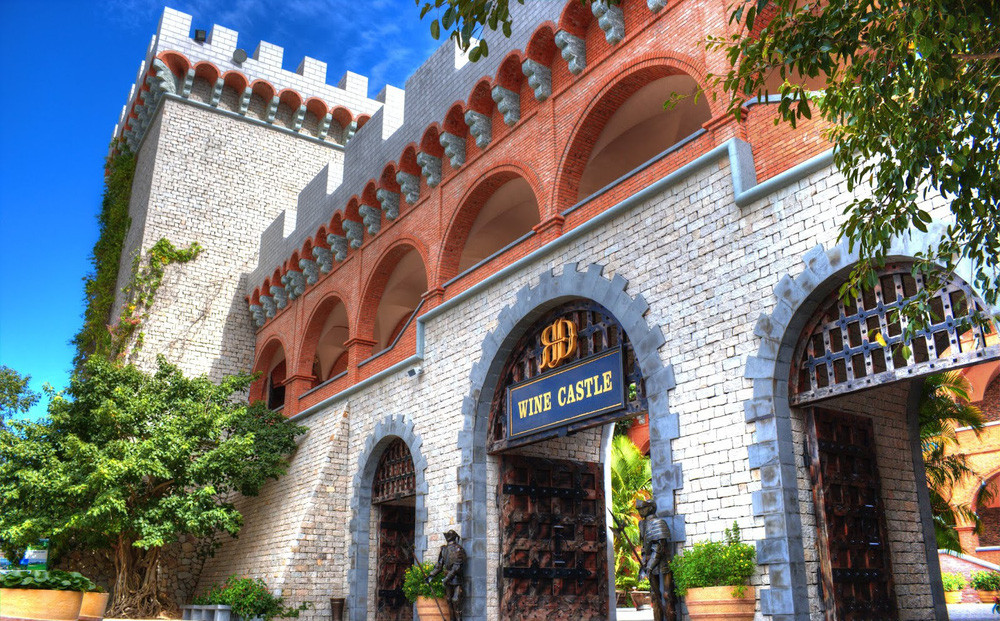 Vị đại gia này còn nổi tiếng với tòa l âu đài rượu vang RD - một trong những điểm du lịch độc đáo không thể bỏ qua ở Mũi Né. Ảnh: Tripadvisor.