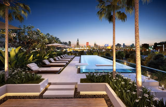 Hồ bơi lớn trên tầng mái với cảnh quan thành phố cực đẹp.
