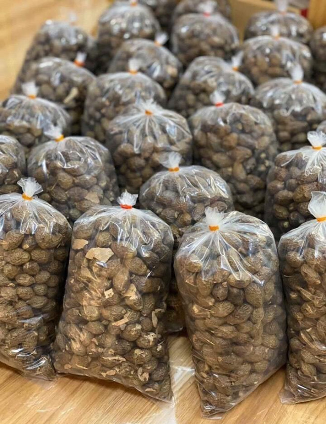 Vào thời điểm khan hiếm, giá hạt ươi có thể lên đến 550.000 đồng/kg. Dù giá đắt song nhiều chị em dân văn phòng không ngần ngại chi tiền lùng mua bởi loại hạt này được cho là có nhiều lợi ích cho sức khỏe. Ảnh: Vietnamnet