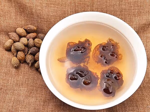 Tuy nhiên, người bị viêm đại tràng, lạnh bụng, tiêu chảy; phụ nữ mang thai, cho con bú và tùy cơ địa mỗi người không nên sử dụng hạt đười ươi. Khách hàng cũng nên tìm hiểu kĩ trước khi sử dụng. Ảnh: Internet