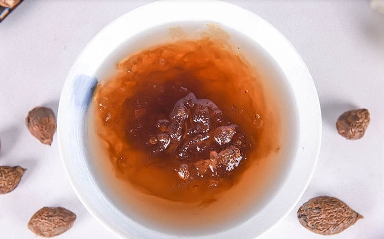 Hạt ươi có hình trứng dài, thường thu hoạch vào mùa hè. Vỏ hạt màu nâu nhạt, da nhăn nheo, hạt nhỏ nhưng khi ngâm với nước ấm thì nở gấp nhiều lần hạt ban đầu. Ảnh: Duoclieuthaison