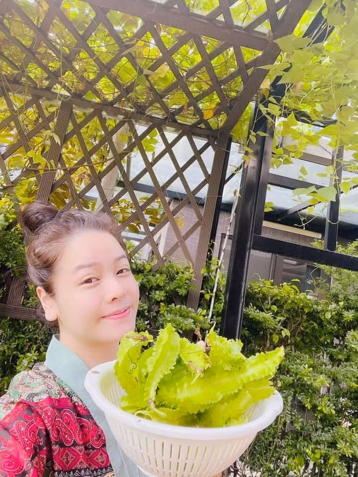 Nhật Kim Anh hào hứng khoe rổ đậu rồng vừa hái trong vườn.