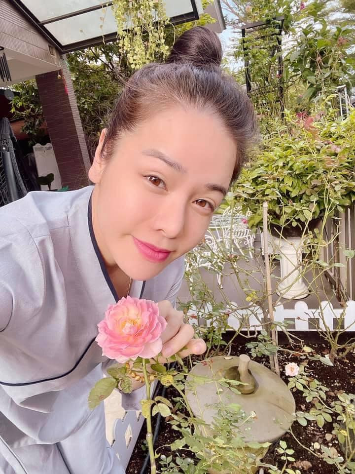 Ngoài rau, diễn viên Nhật Kim Anh còn trồng nhiều loại hoa, trong đó chủ yếu là hoa mai và hoa hồng.