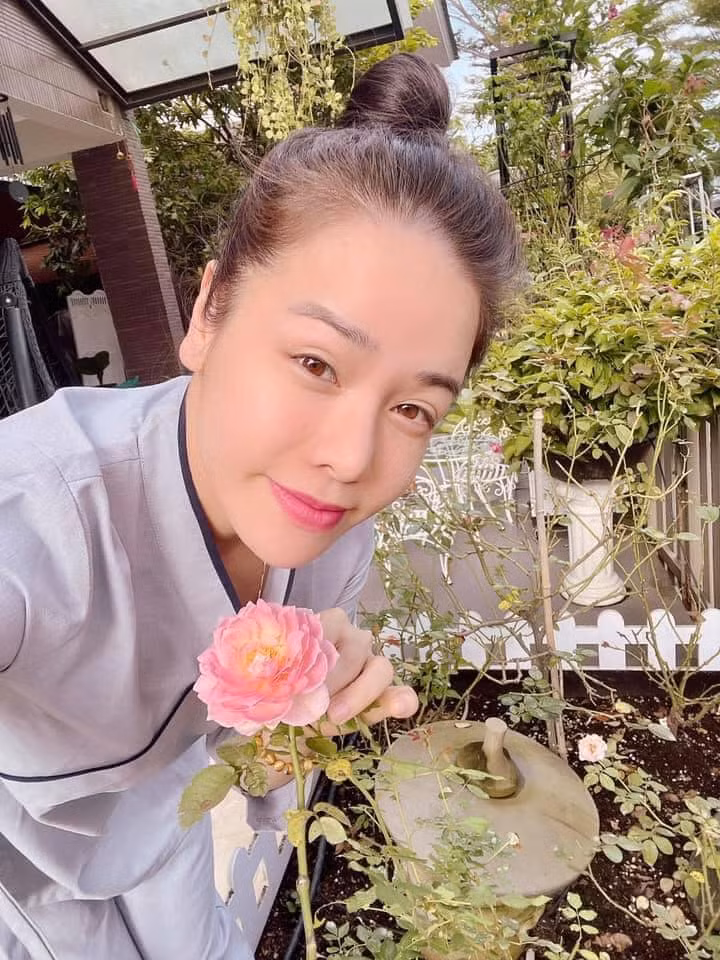 Ngoài rau, diễn viên Nhật Kim Anh còn trồng nhiều loại hoa, trong đó chủ yếu là hoa mai và hoa hồng.