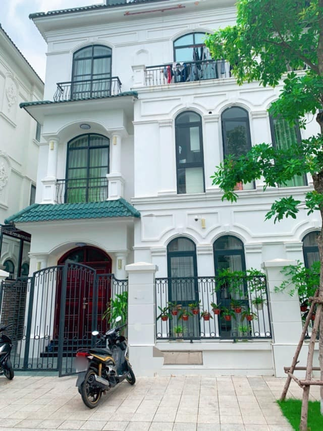 Biệt thự của Quế Vân có 3 tầng, sơn màu trắng vô cùng hoành tráng.