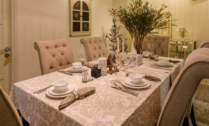 Phòng ăn có bộ bàn ghế, dao dĩa cao cấp y như trong khách sạn 5 sao. Ảnh: Ngoisao.