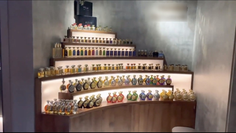 Trấn Thành mua tất cả những chai nước hoa có trong các bộ sưu tập cho thấy độ xa xỉ. Gia tài nước hoa của nam MC có khoảng trên dưới 500 chai, được xếp vào các kệ trưng bày như một cửa hàng ở trung tâm thương mại. Ảnh: chụp màn hình