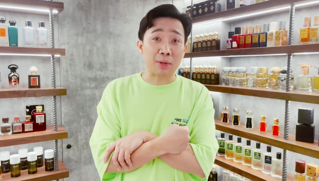 Ngoài sở thích mua đồ hiệu nhóm với hội bạn thân, Trấn Thành còn có thú vui sưu tầm những chai nước hoa giá trị và hiếm có. Nam MC dành hẳn một khu trưng bày nước hoa trong nhà. Ảnh: chụp màn hình