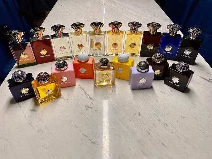 Ông xã Hari Won sở hữu hàng chục chai nước hoa Amouage. Nước hoa của hãng này có giá từ khoảng 190 bảng Anh (tương đương 6 triệu đồng) trở lên. Ảnh: Ngoisao