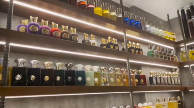 Nếu tính trung bình 1 chai nước hoa của Trấn Thành có giá từ 4 - 6 triệu như các loại nước hoa đang bán trên thị trường thì tổng cộng bộ sưu tập nước hoa của nam MC trị giá khoảng 2 - 3 tỷ đồng (có thể cao hơn nhiều lần). Ảnh: chụp màn hình