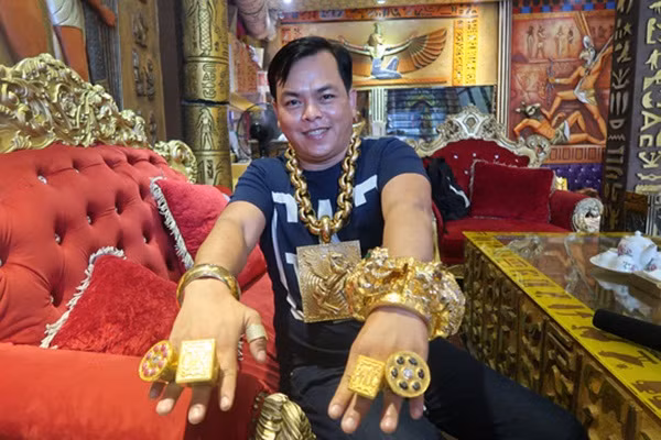 Tuy nhiên, sau khi bị bắt, tại cơ quan điều tra, Phúc XO khai nhận toàn bộ số vàng mà anh ta đeo trên người và hay khoe mẽ trên mạng thực chất là vàng giả. Ảnh: Internet.