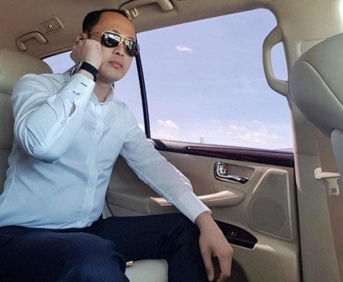 Thiếu gia điện gió miền Tây Tô Công Lý tay chơi khét tiếng ở khu vực Đồng bằng sông Cửu Long. Ở tuổi 35, Lý sở hữu khối tài sản lớn, di chuyển bằng các loại xe đắt tiền, biển số đẹp, và mặc toàn hàng hiệu...Ảnh: Internet.