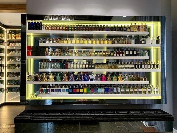 Trong căn hộ, Trấn Thành còn có 1 kệ để đựng hơn 200 chai nước hoa cao cấp. Ảnh: FBNV.