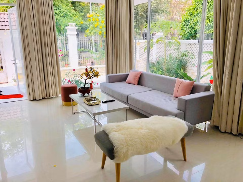 Bàn ghế và các vật dụng trang trí trong nhà khác cũng mang gam màu sáng sạch sẽ, sang trọng. Ảnh: Vietnamnet.