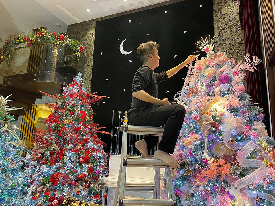 Anh còn tự tay chăm chút từng chi tiết nhỏ trang trí trong nhà. Ảnh: FBNV