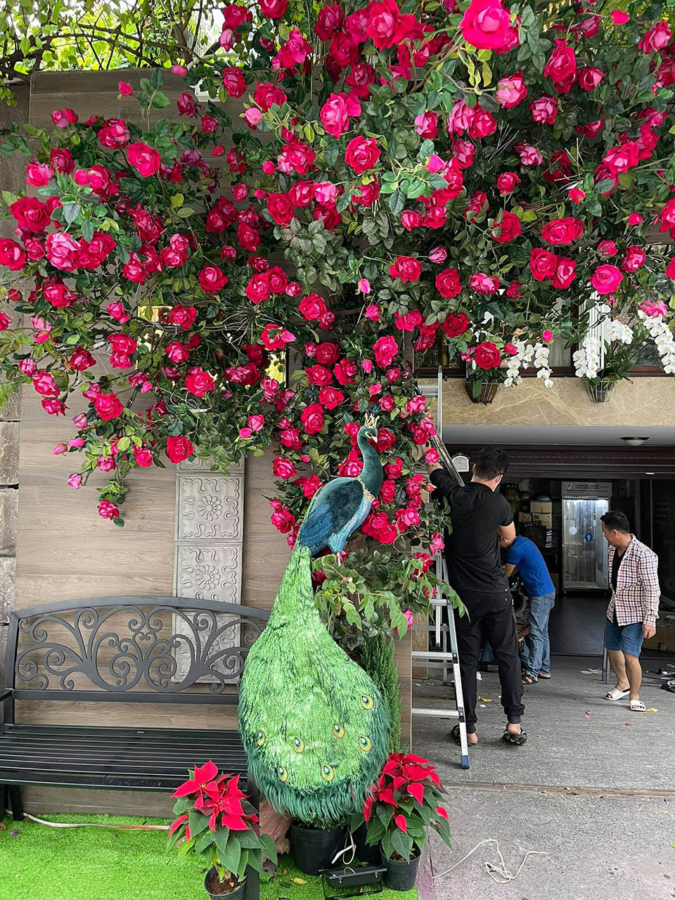 Mỗi năm vào dịp lễ, Tết... Mr Đàm còn chi tiền tỷ, kỳ công trang trí lộng lẫy khuôn viên nhà để khán giả gần xa đến tham quan, chụp ảnh miễn phí. Ảnh: FBNV