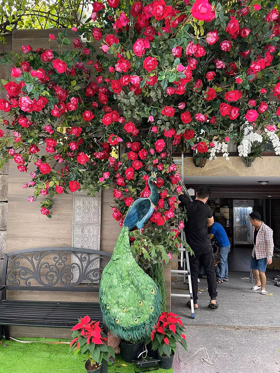 Mỗi năm vào dịp lễ, Tết... Mr Đàm còn chi tiền tỷ, kỳ công trang trí lộng lẫy khuôn viên nhà để khán giả gần xa đến tham quan, chụp ảnh miễn phí. Ảnh: FBNV