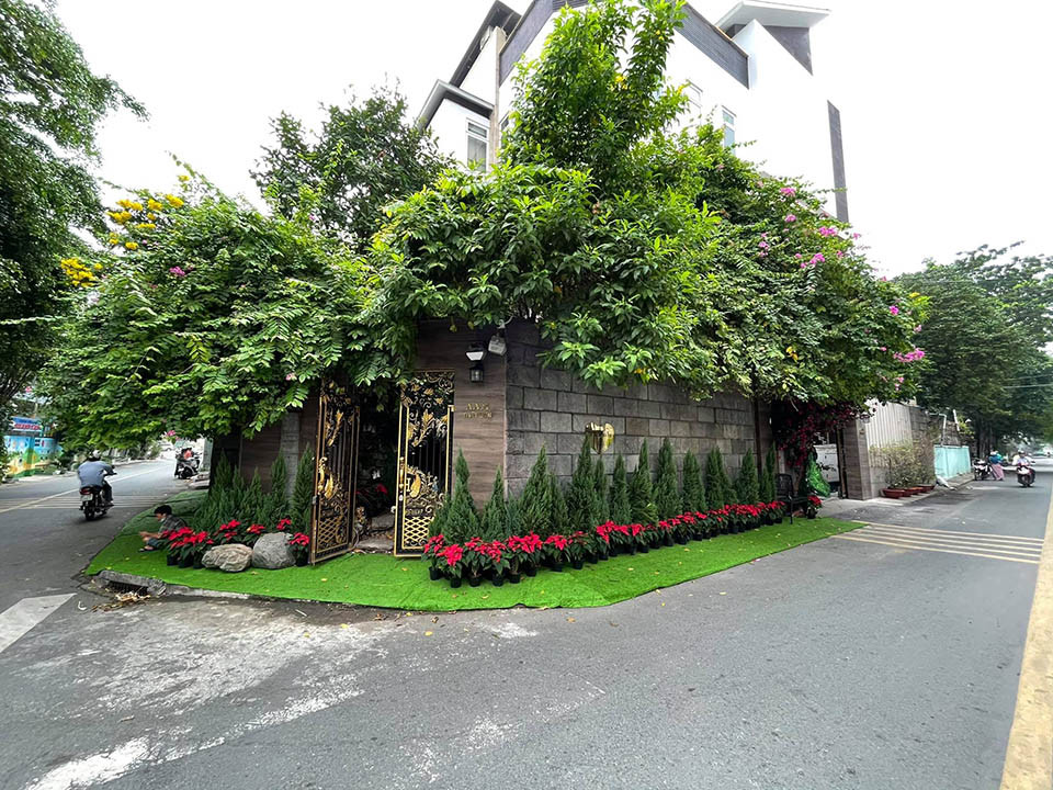 Gần 30 năm hoạt động nghệ thuật, Đàm Vĩnh Hưng khiến công chúng "choáng ngợp" khi sở hữu khối tài sản đồ sộ. Một trong số đó là căn biệt thự trị giá 60 tỷ đồng ở quận 10 (TP HCM). Ảnh: FBNV