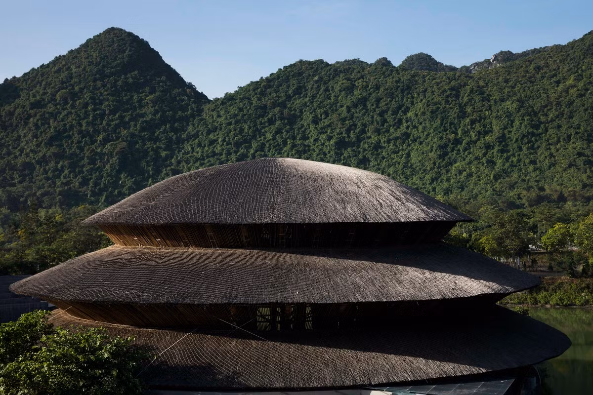 Cấu trúc tre gồm 36 khung tre tạo nên hình thức mái vòm 3 tầng mái được lấy cảm hứng từ kiến trúc truyền thống.