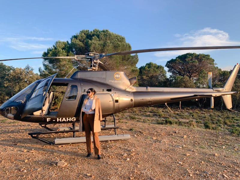 Thỉnh thoảng cô chia sẻ hình ảnh đi du lịch khắp nơi trên thế giới và gặp gỡ bạn bè thân thiết của mình. Ảnh: Baophapluat