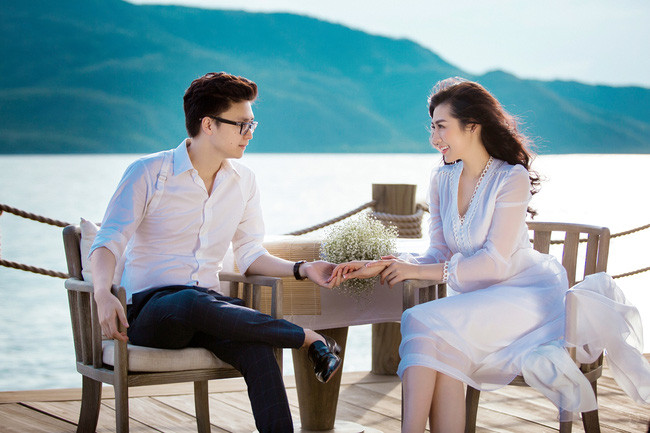 Sau khi kết hôn với chồng thiếu gia, Á hậu Tú Anh tạm rút khỏi showbiz 1 thời gian để chăm lo cho tổ ấm nhỏ. Sau khi con trai đã cứng cáp và tròn một tuổi, người đẹp quay lại với công việc và nhận được sự chào đón của mọi người. Ảnh: Tri thứ trẻ