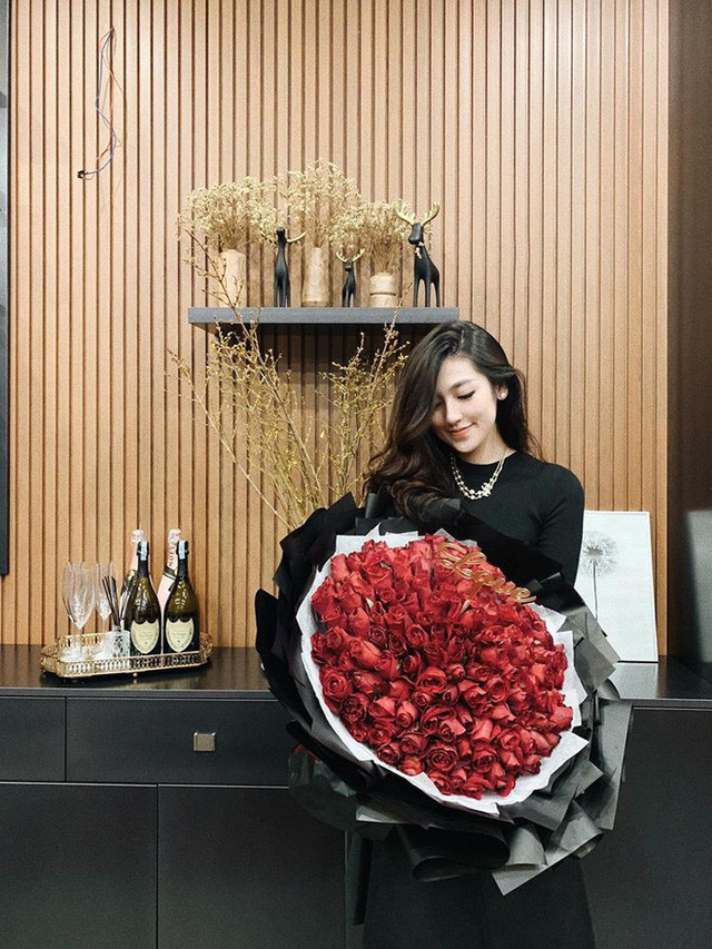 Vào các ngày lễ, những dịp đặc biệt, Tú Anh vẫn nhận được những món quà hết sức lãng mạn, xa xỉ từ chồng kém tuổi. Ảnh: FBNV