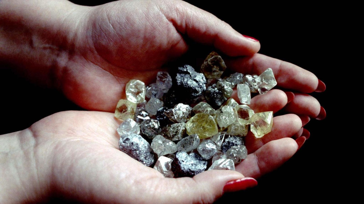 Kim cương lần đầu tiên được phát hiện trong lòng sông của vùng Golconda ở Ấn Độ hơn 4.000 năm trước. Phải đến những năm 1700, khi nguồn cung kim cương của Ấn Độ bắt đầu cạn kiệt, các mỏ kim cương mới bắt đầu mọc lên ở các khu vực khác trên thế giới.