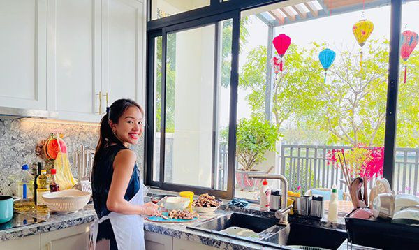 Sau nhiều năm làm mẹ đơn thân, hiện Vân Hugo và con trai đã vào TP HCM sống cùng chồng sắp cưới. Gần Tết, MC Vân Hugo cũng kịp trang hoàng lại cho căn biệt thự đang sinh sống ở TP HCM thêm ấm áp.