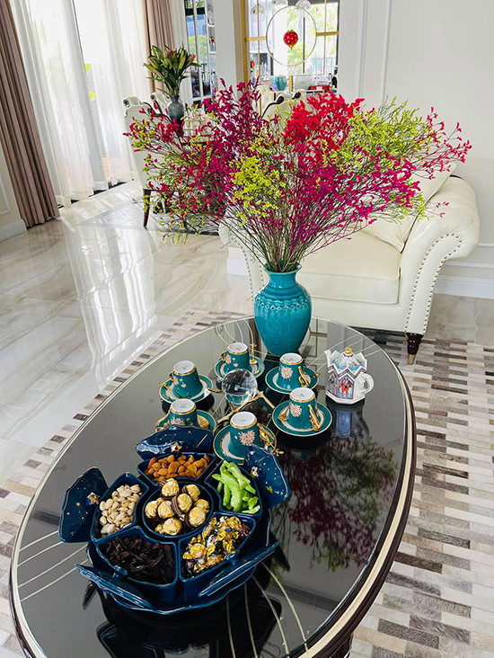 Bàn trà cũng được bày mứt kẹo như Tết.