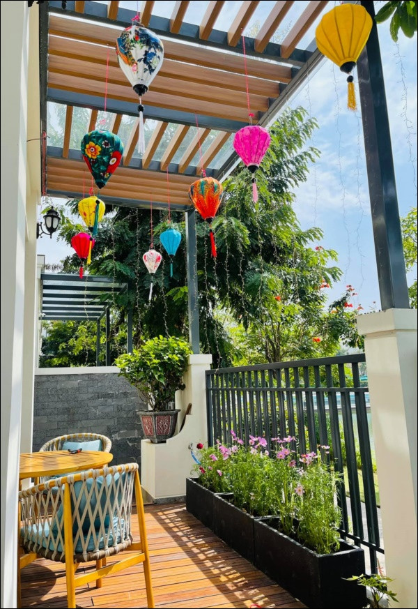 Ban công thơ mộng được treo đèn lồng trang trí đẹp mắt.