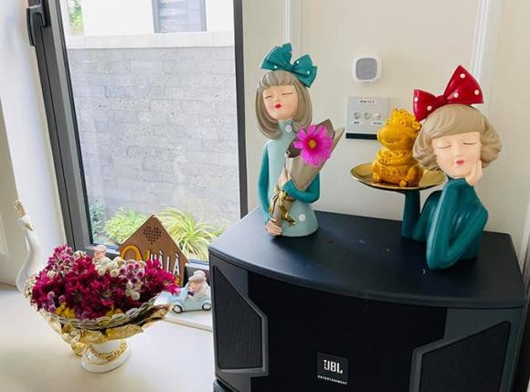 Từng góc nhỏ trong nhà đều được MC Vân Hugo tô điểm bằng hoa tươi.