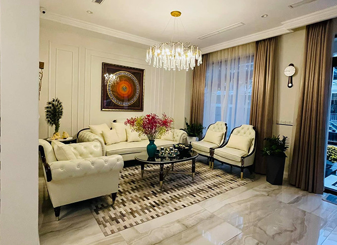 Ngoài đào, MC Vân Hugo còn trang hoàng nhà cửa bằng nhiều loài hoa rực rỡ khác.