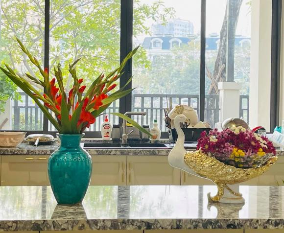 Trong phòng bếp, Vân Hugo đặt bình hoa lay ơn lớn.