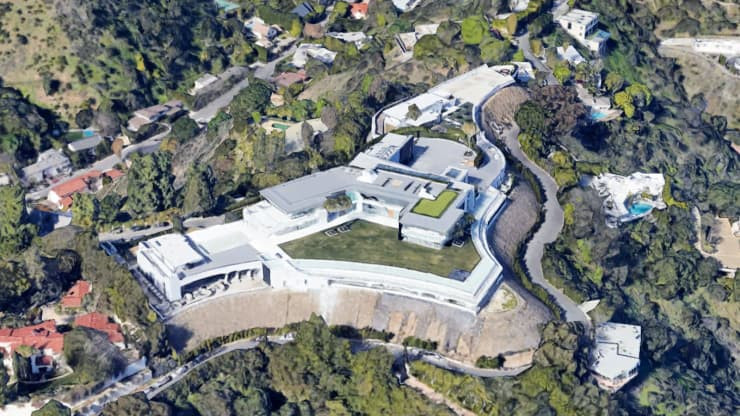 Tuy nhiên, mới đây, bất động sản này được Tòa án Thượng thẩm quận Los Angeles đưa vào diện tiếp nhận và dự kiến sẽ được bán lại với giá thấp hơn trong những tháng tới sau khi chủ sở hữu vỡ nợ hơn 165 triệu USD. Ảnh: Google Earth