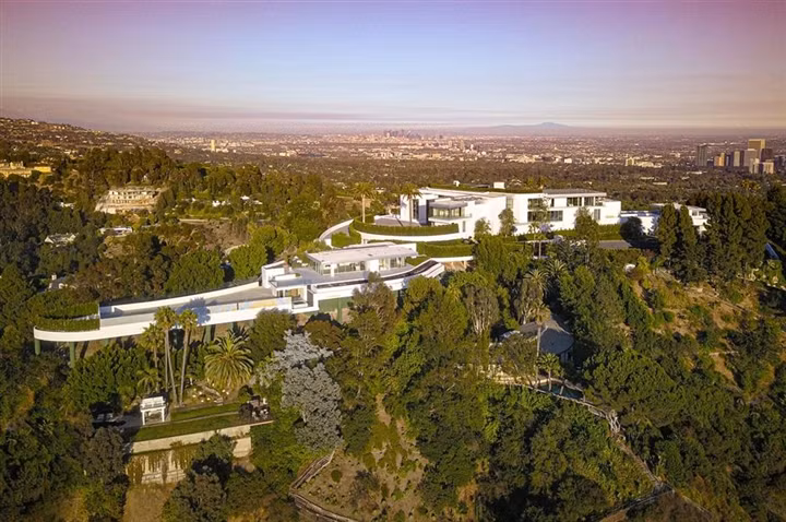 Nằm trên đỉnh đồi nhìn ra Los Angeles, siêu dinh thự như một cung điện cực kỳ hiện đại trải dài trên diện tích 3 ha. Ảnh: CNBC