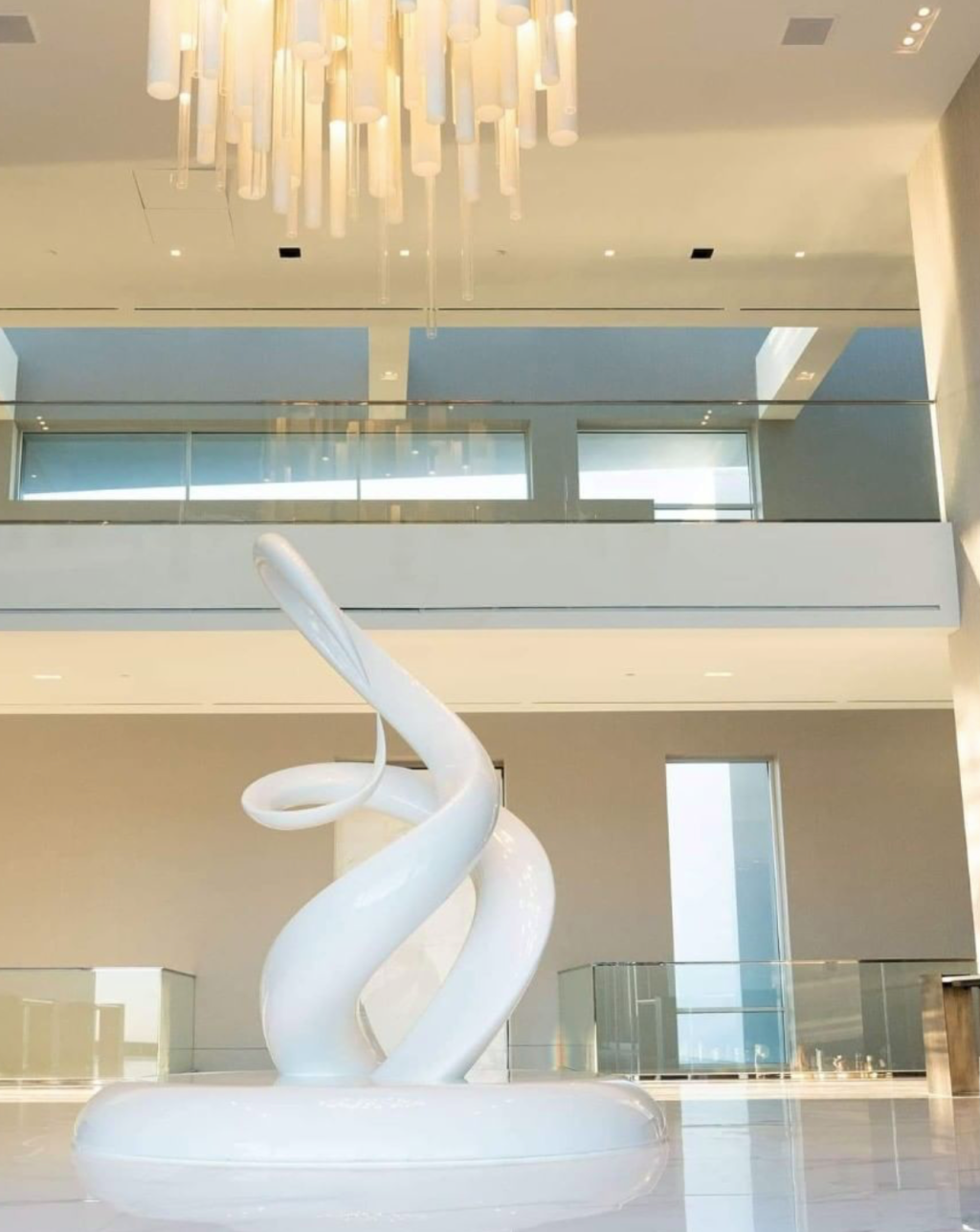 Dinh thự có 9 phòng ngủ, nhiều nhà bếp, một hộp đêm, sân chơi bowling 4 làn, thẩm mỹ viện, phòng tập gym, rạp chiếu phim 50 chỗ ngồi và một bãi đỗ xe 50 chỗ với hai bàn xoay tự động. Ảnh; Instagram.