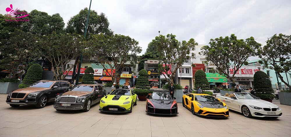 Dàn siêu xe của vợ chồng nữ đại gia giá trị hàng trăm tỷ đồng có thể kể đến như McLaren Senna (hơn 20 tỷ), V8 Vantage (khoảng 15 tỷ), Ferrari 488 Pista Spider (gần 10 tỷ), Lamborghini Aventador S (khoảng 40 tỷ đồng), Bentley Bentayga (khoảng 15 tỷ)...Ảnh: Doctormagic