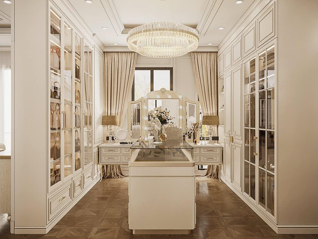 Biệt thự của "nữ hoàng phòng trà" có tông trắng, thiết kế phong cách cổ điển, có phòng đựng phụ kiện hàng hiệu từ túi xách, đồng hồ, nhẫn kim cương,...