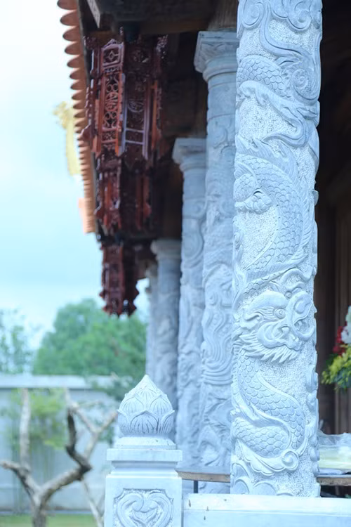 Hàng cột chạy dọc hành lang bằng đá điêu khắc hình búp sen. Ảnh: Dân Việt