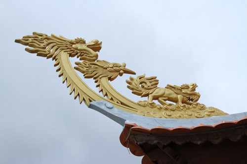 Đầu rồng vàng được đặt ở 4 góc mái cũng là điểm nhấn độc đáo trong kiến trúc nhà thờ Tổ của Hoài Linh. Ảnh: Dân Việt